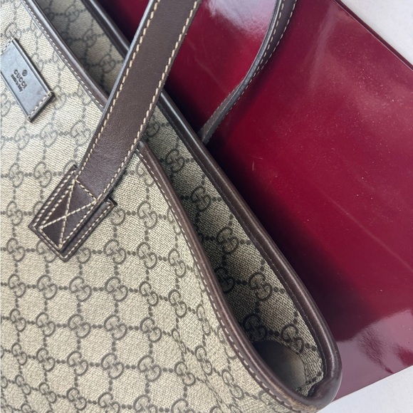 GUCCI GG Supreme Monogram Medium Zippered Shopping Tote Dark Brown. - Picture 6 of 16